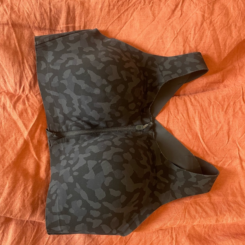 Lululemon Enlite Zip 34DD Formation Camo Deep Coal